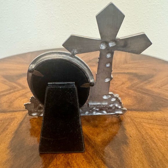 H - K Perfect Pewter Floral Cross Photo Frame - Picture 3 of 9